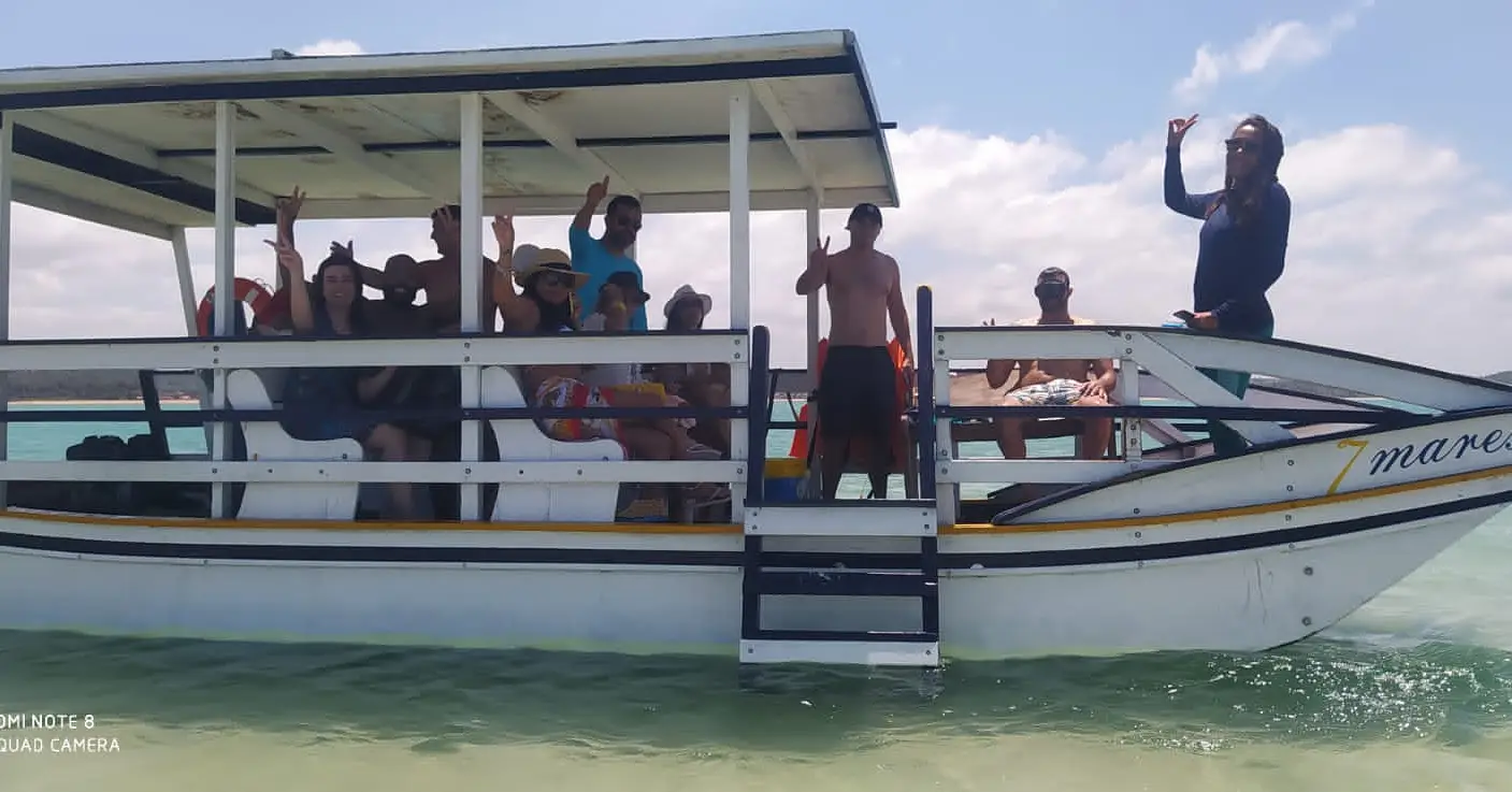 Grupo em passeio de barco no litoral